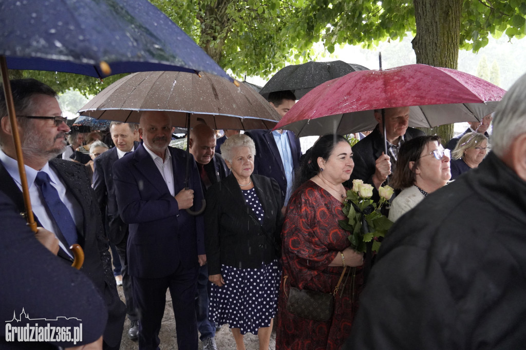 Grudziądz. W strugach deszczu tłumy pożegnały śp. dra Piotra Glamowskiego