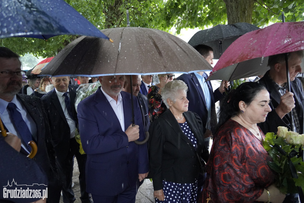 Grudziądz. W strugach deszczu tłumy pożegnały śp. dra Piotra Glamowskiego