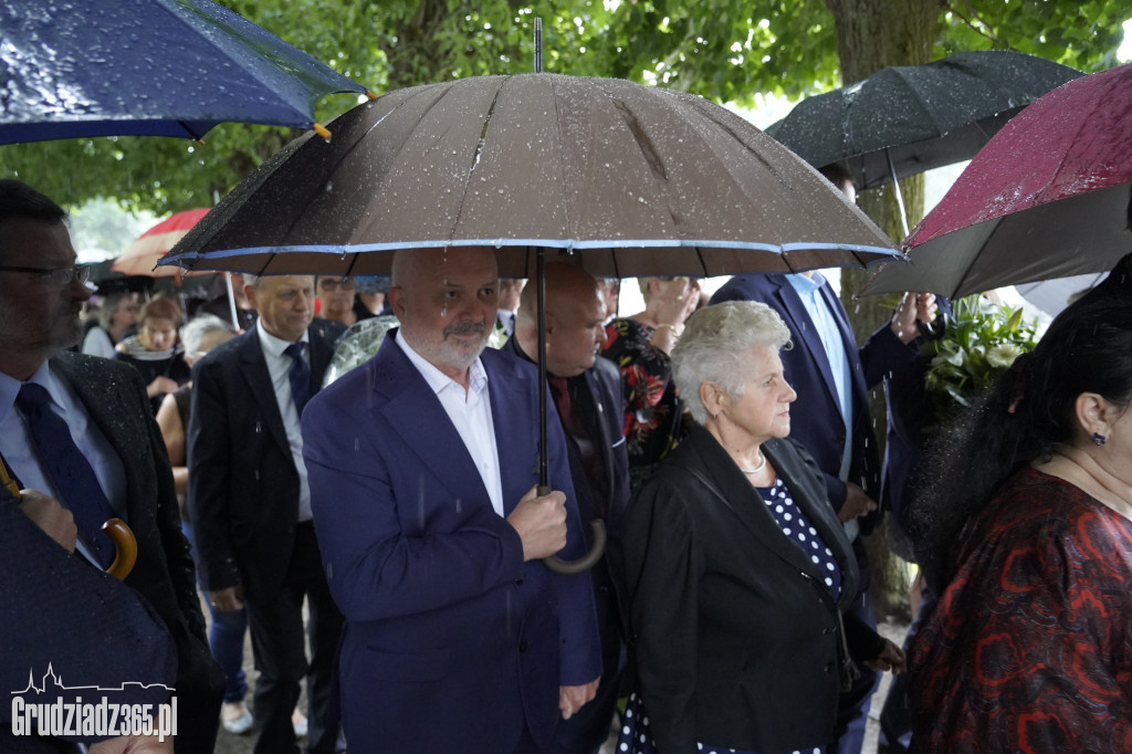 Grudziądz. W strugach deszczu tłumy pożegnały śp. dra Piotra Glamowskiego
