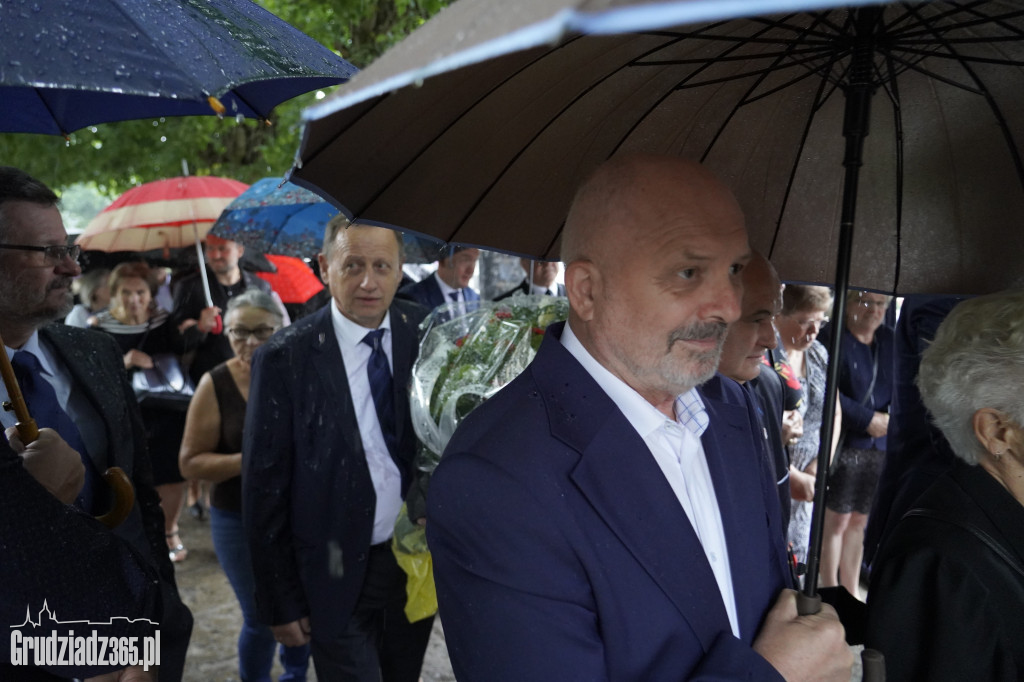Grudziądz. W strugach deszczu tłumy pożegnały śp. dra Piotra Glamowskiego