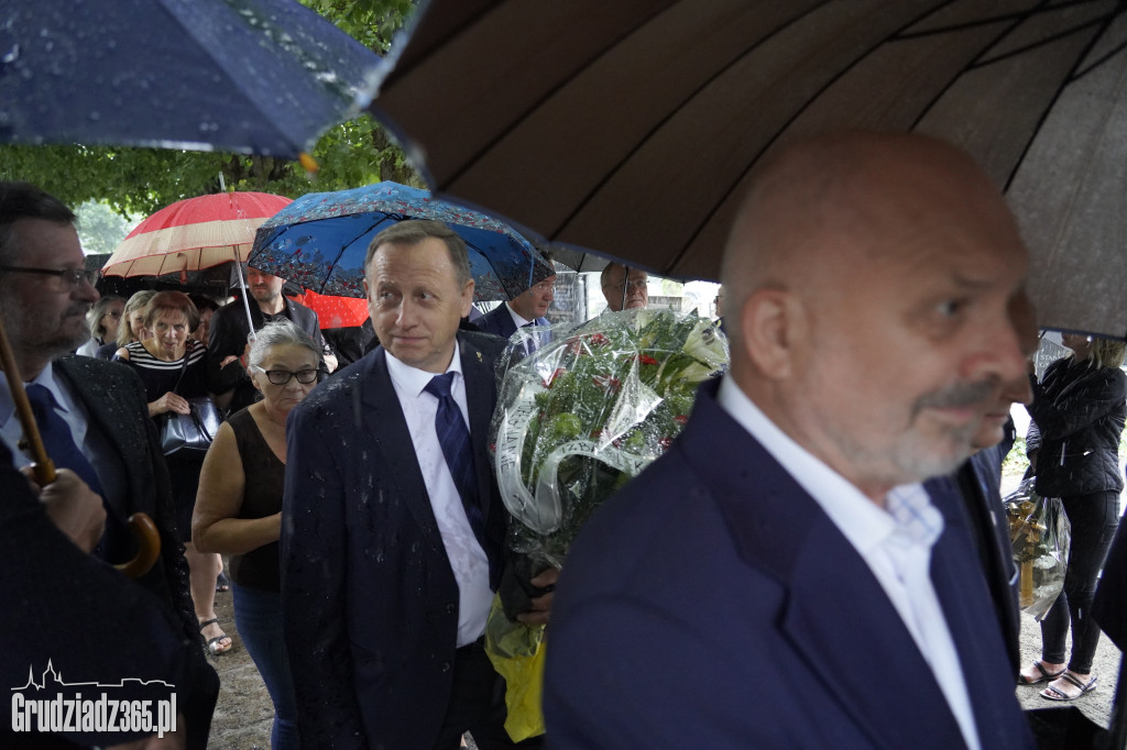 Grudziądz. W strugach deszczu tłumy pożegnały śp. dra Piotra Glamowskiego