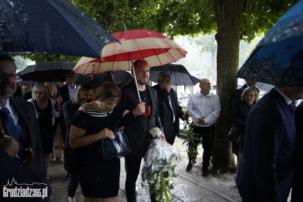 Grudziądz. W strugach deszczu tłumy pożegnały śp. dra Piotra Glamowskiego
