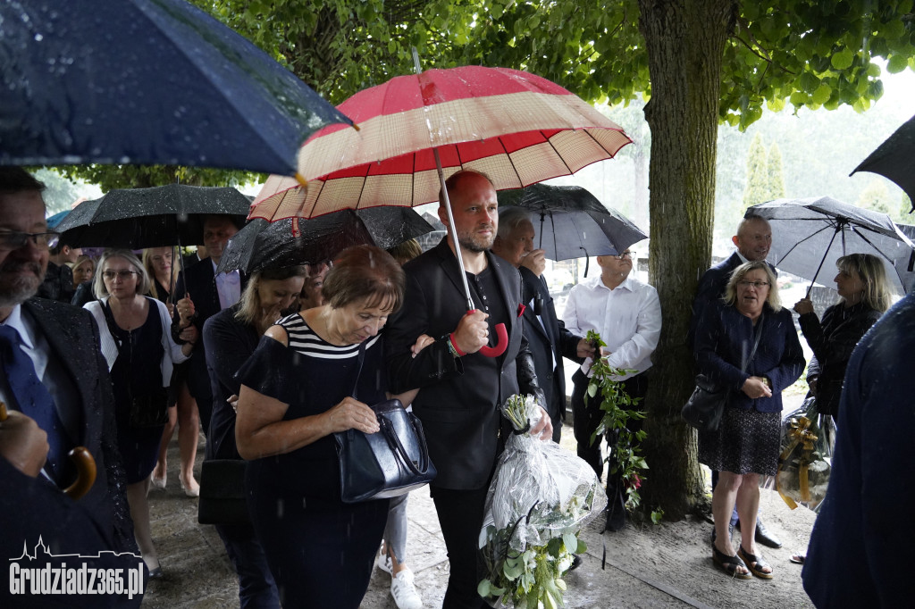 Grudziądz. W strugach deszczu tłumy pożegnały śp. dra Piotra Glamowskiego