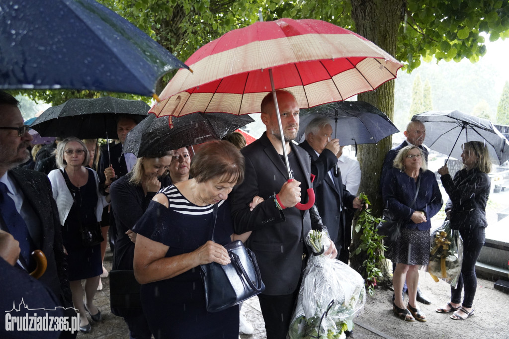 Grudziądz. W strugach deszczu tłumy pożegnały śp. dra Piotra Glamowskiego