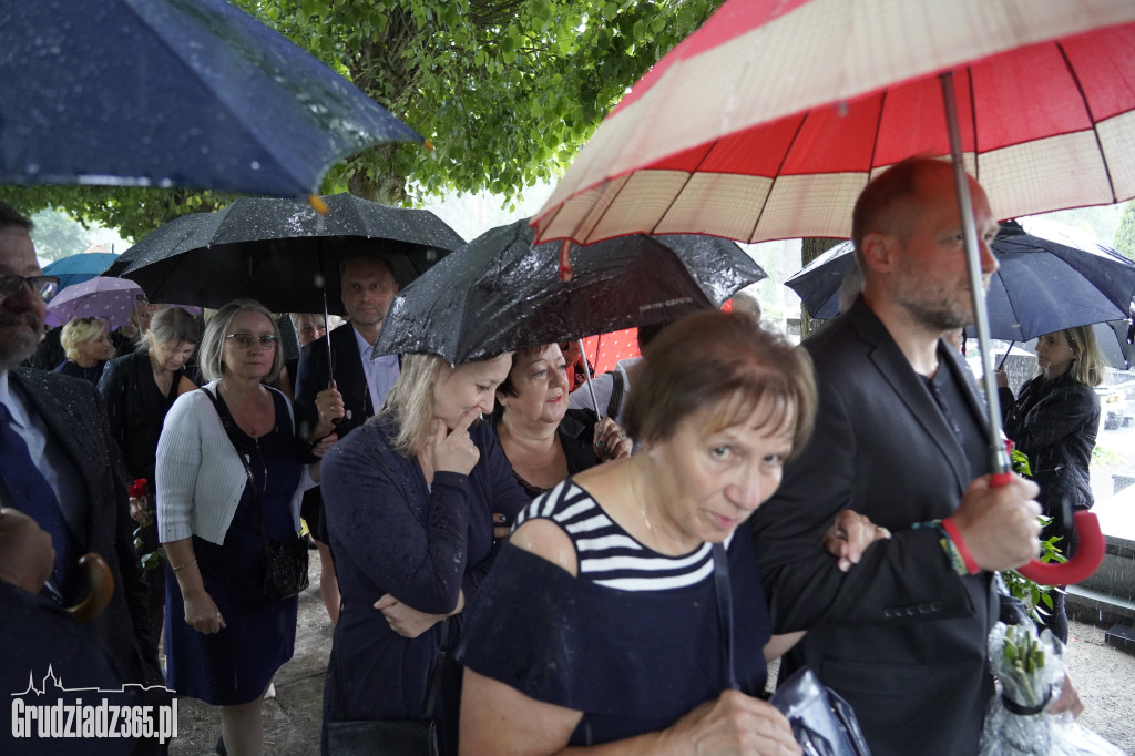Grudziądz. W strugach deszczu tłumy pożegnały śp. dra Piotra Glamowskiego