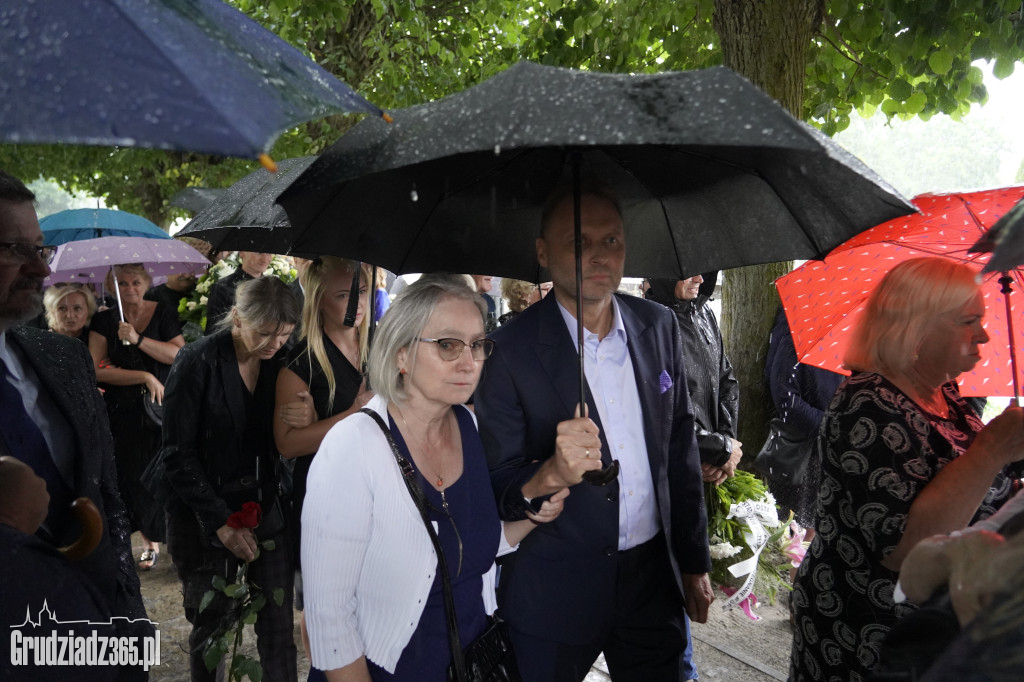 Grudziądz. W strugach deszczu tłumy pożegnały śp. dra Piotra Glamowskiego