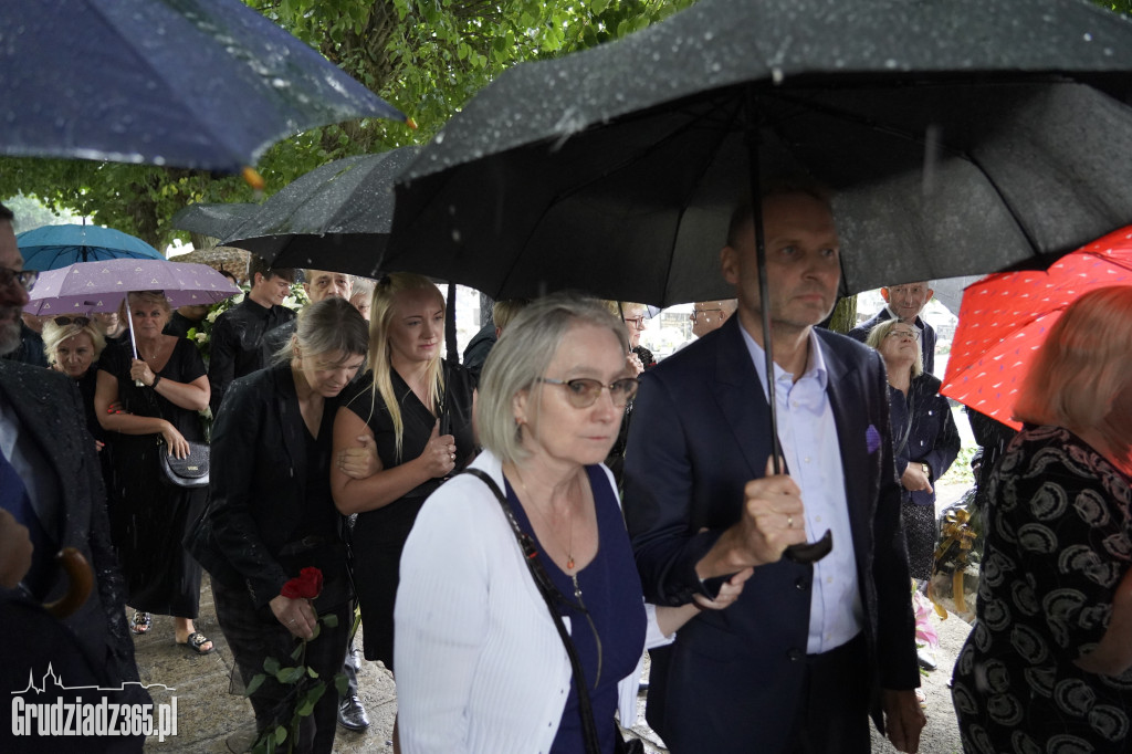 Grudziądz. W strugach deszczu tłumy pożegnały śp. dra Piotra Glamowskiego