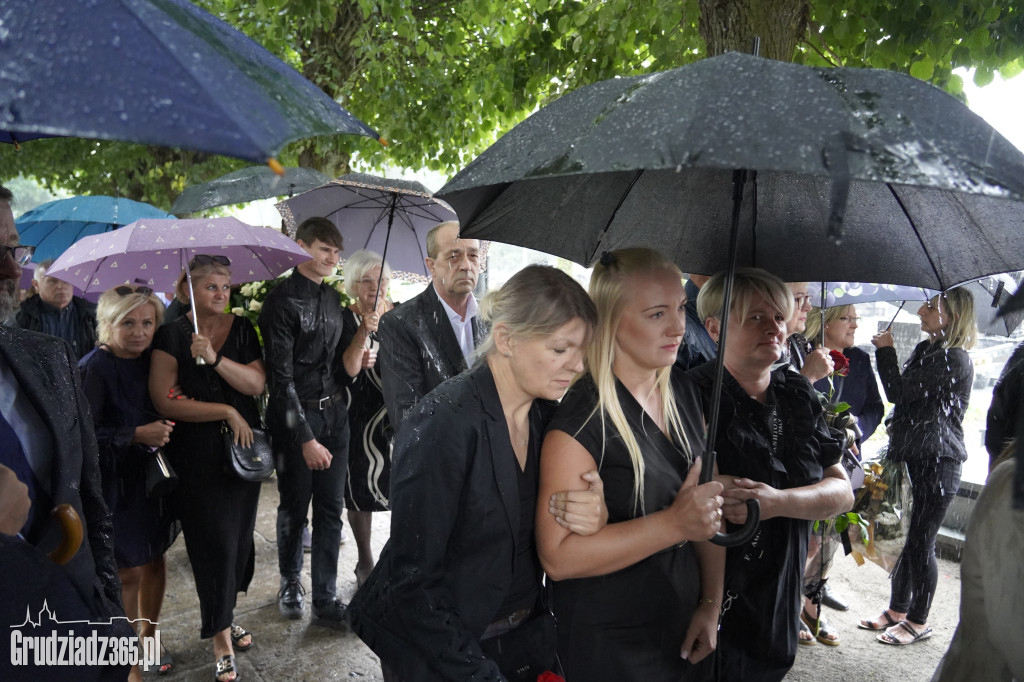 Grudziądz. W strugach deszczu tłumy pożegnały śp. dra Piotra Glamowskiego