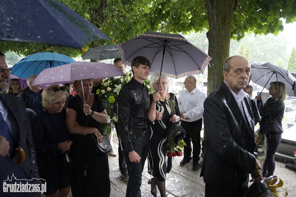 Grudziądz. W strugach deszczu tłumy pożegnały śp. dra Piotra Glamowskiego