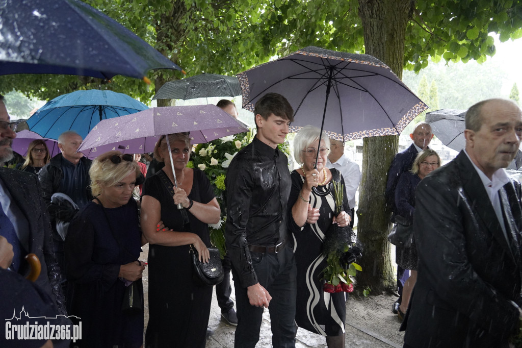 Grudziądz. W strugach deszczu tłumy pożegnały śp. dra Piotra Glamowskiego