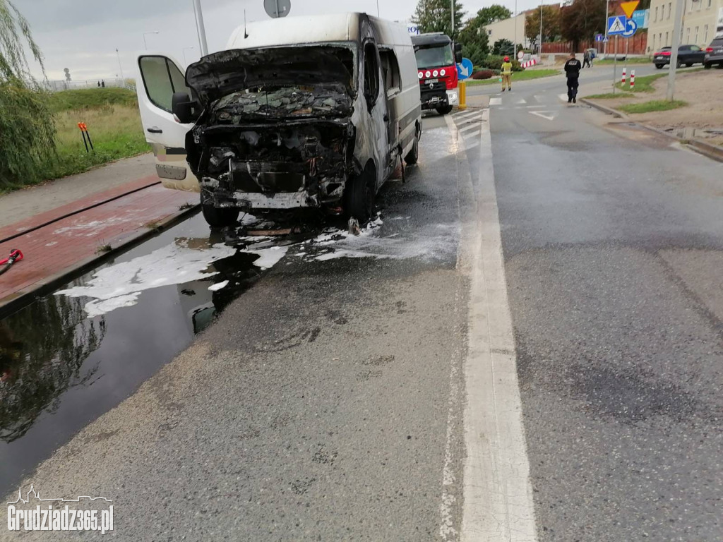 Pożar busa na ulicy Portowej w Grudziądzu