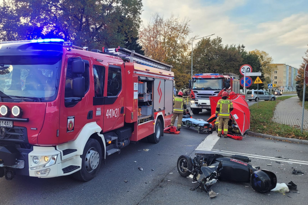 Zderzenie motocykla z samochodem osobowym na ulicy Kochanowskiego w Grudziądzu