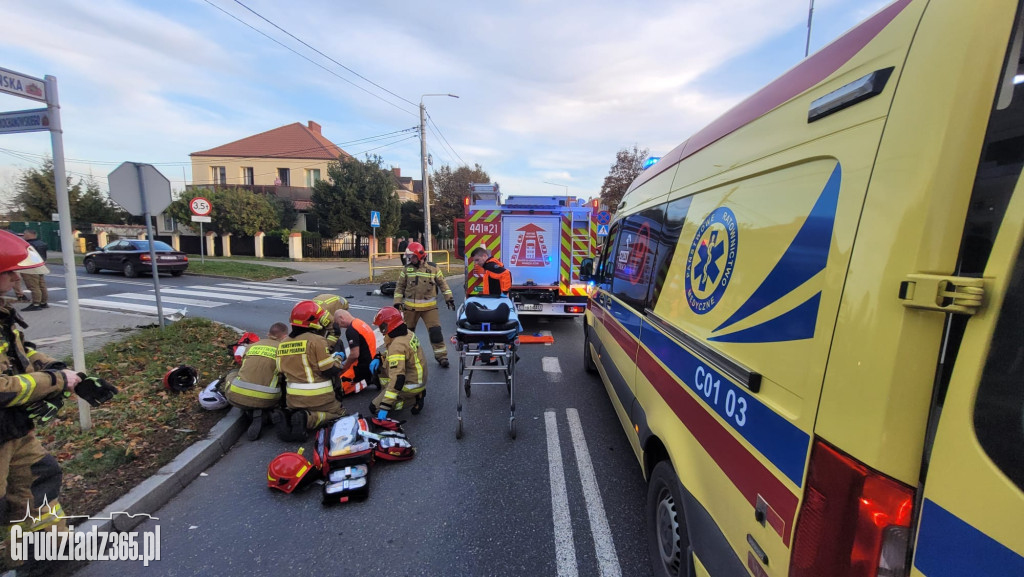 Zderzenie motocykla z samochodem osobowym na ulicy Kochanowskiego w Grudziądzu