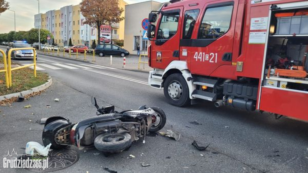 Zderzenie motocykla z samochodem osobowym na ulicy Kochanowskiego w Grudziądzu