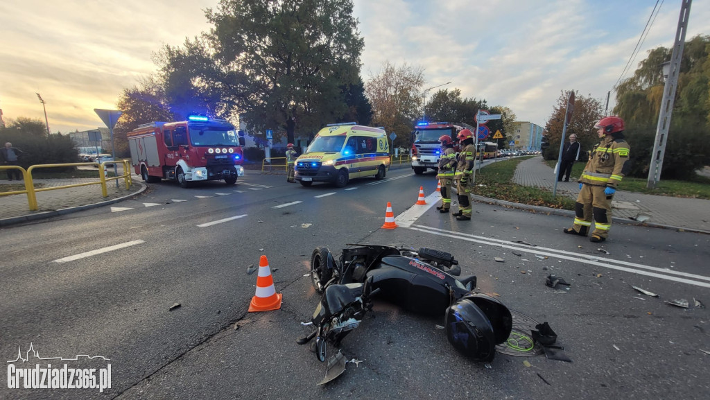 Zderzenie motocykla z samochodem osobowym na ulicy Kochanowskiego w Grudziądzu