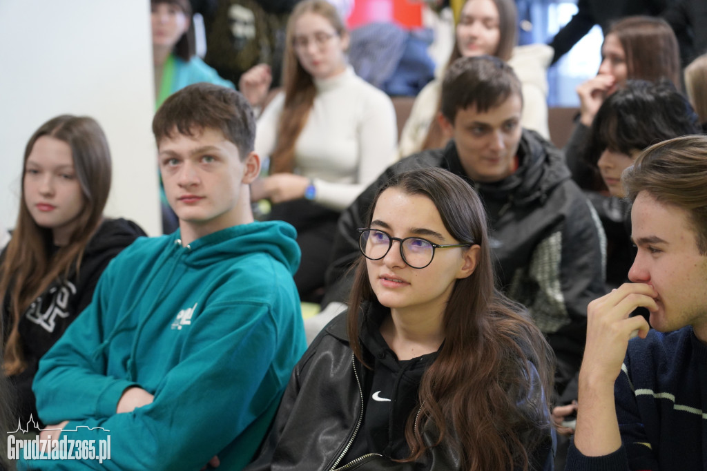 Co nam w sobie przeszkadza, czyli jak poprawić relacje międzypokoleniowe, debata