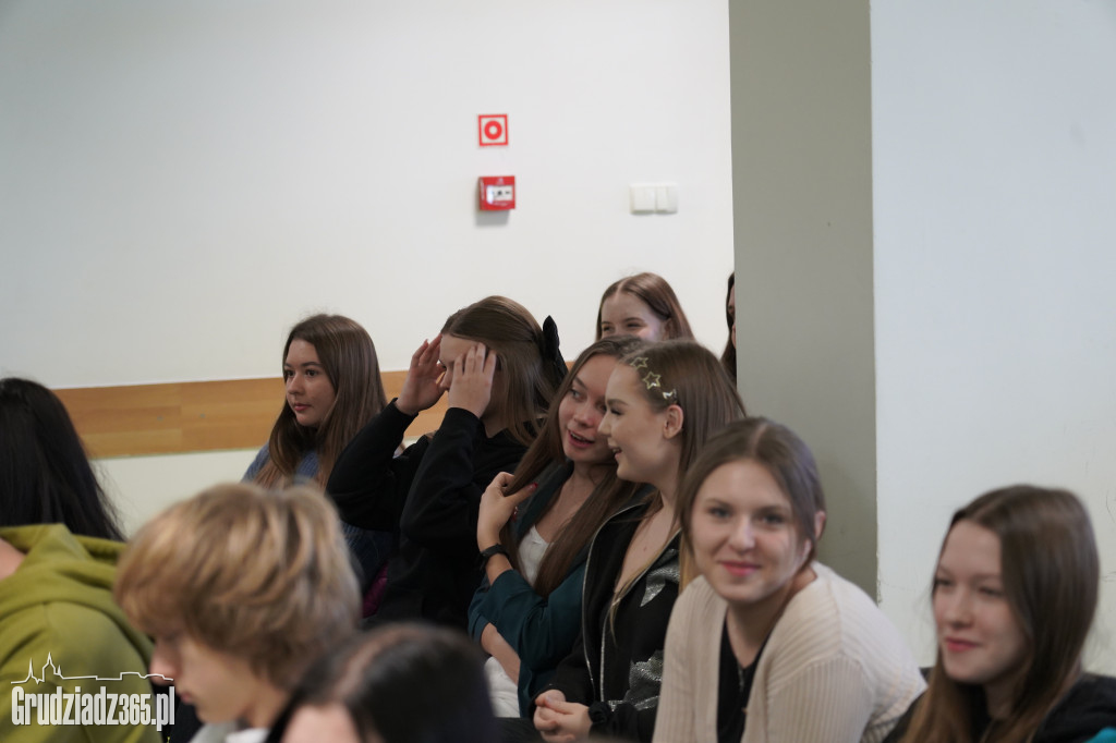 Co nam w sobie przeszkadza, czyli jak poprawić relacje międzypokoleniowe, debata