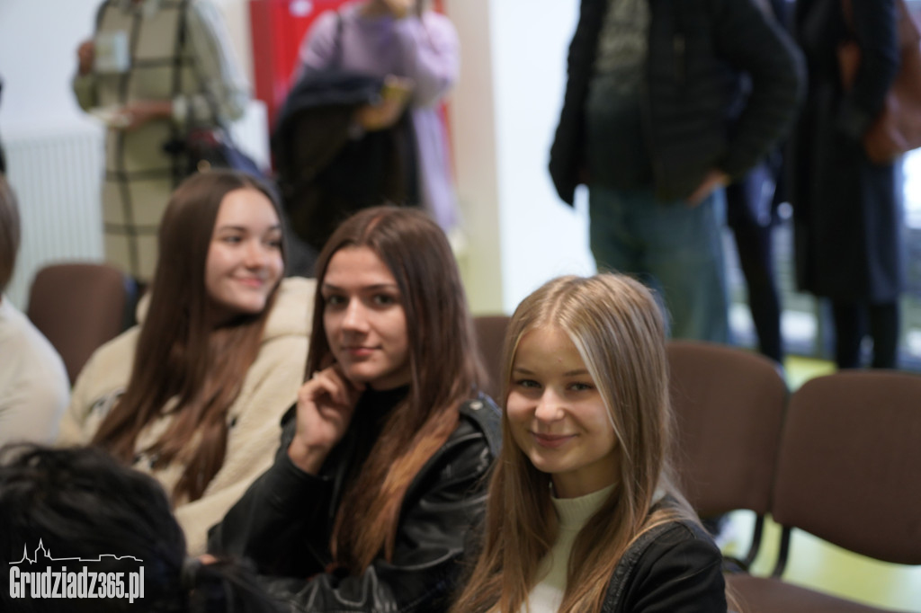 Co nam w sobie przeszkadza, czyli jak poprawić relacje międzypokoleniowe, debata
