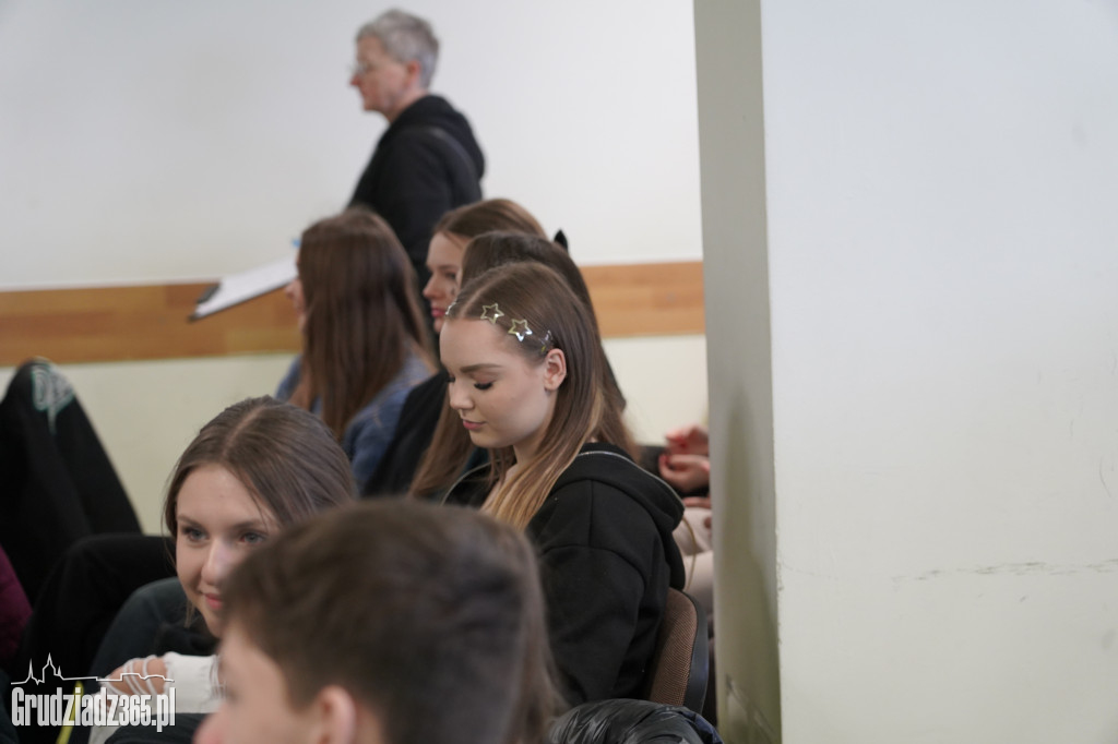 Co nam w sobie przeszkadza, czyli jak poprawić relacje międzypokoleniowe, debata