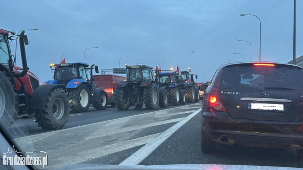 Trwa protest rolników, są blokady dróg w Grudziądzu - zdjęcia