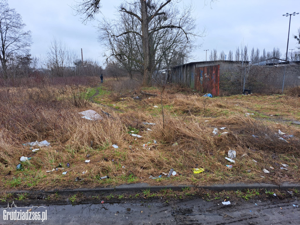 Mieszkańcy interweniują. Sterta śmieci w centrum Grudziądza