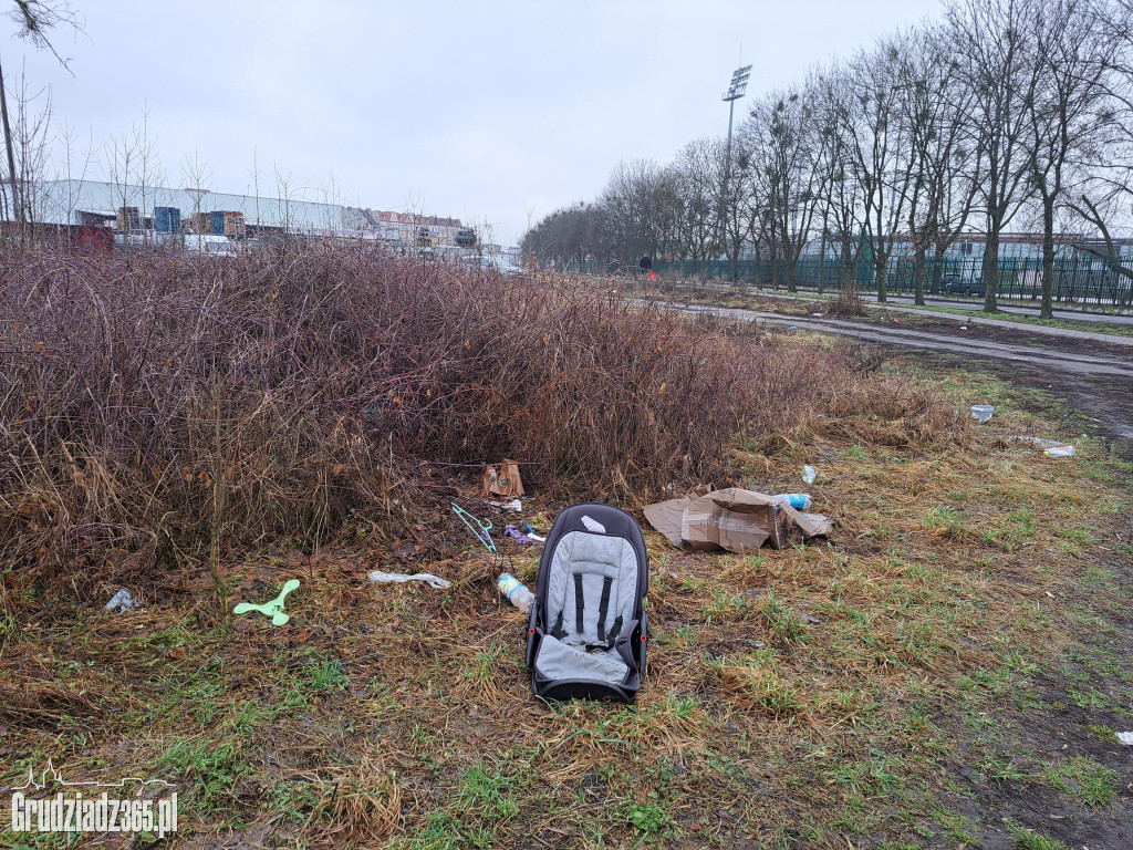 Mieszkańcy interweniują. Sterta śmieci w centrum Grudziądza