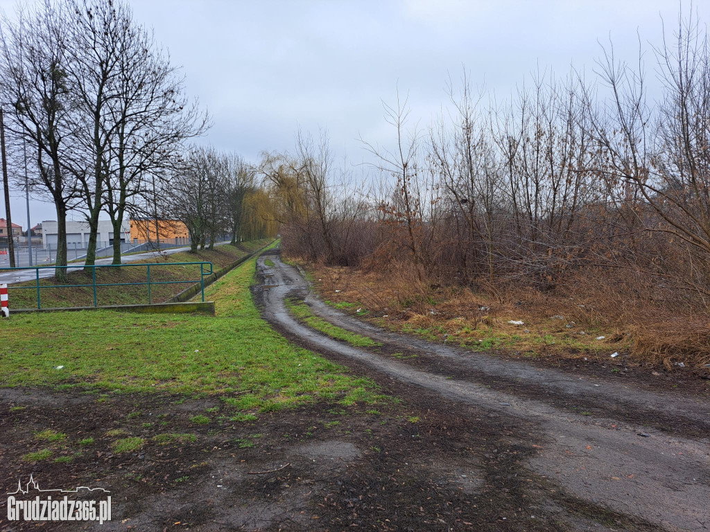 Mieszkańcy interweniują. Sterta śmieci w centrum Grudziądza