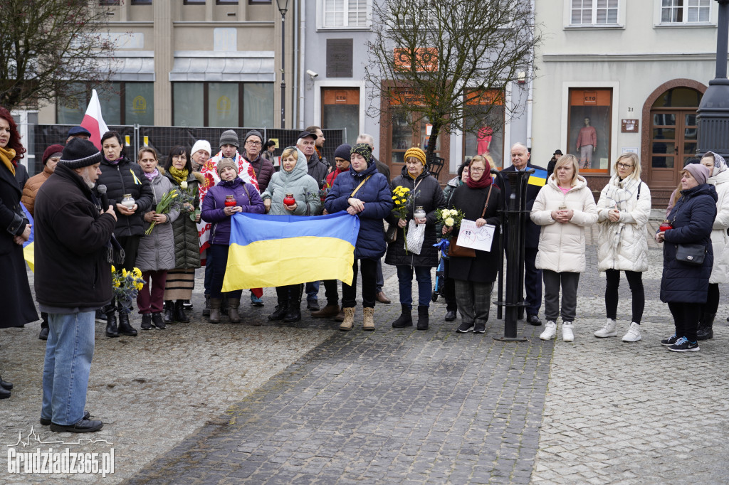 2. rocznica wybuchu wojny w Ukrainie. Zgromadzenie na Rynku w Grudziądzu