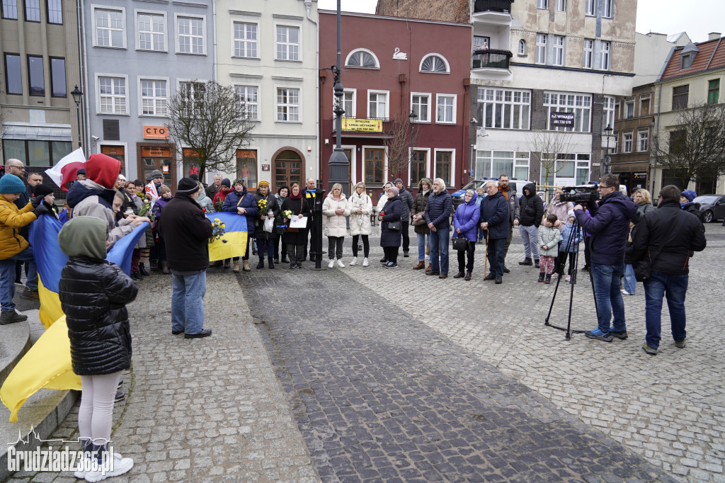 2. rocznica wybuchu wojny w Ukrainie. Zgromadzenie na Rynku w Grudziądzu