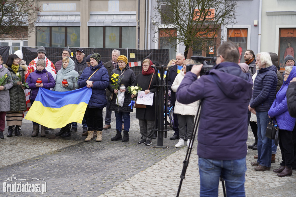2. rocznica wybuchu wojny w Ukrainie. Zgromadzenie na Rynku w Grudziądzu