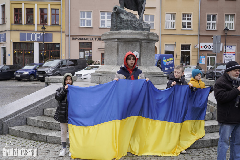 2. rocznica wybuchu wojny w Ukrainie. Zgromadzenie na Rynku w Grudziądzu