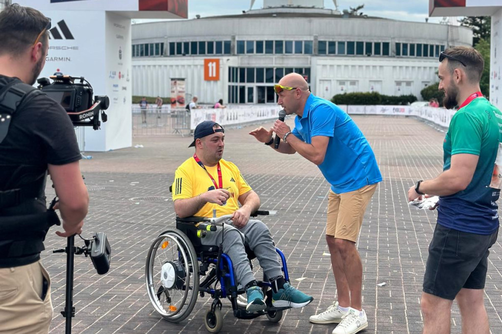 W biegu charytatywnym Wings For Life w egzoszkielecie pobiegł Dawid z Grudziądza