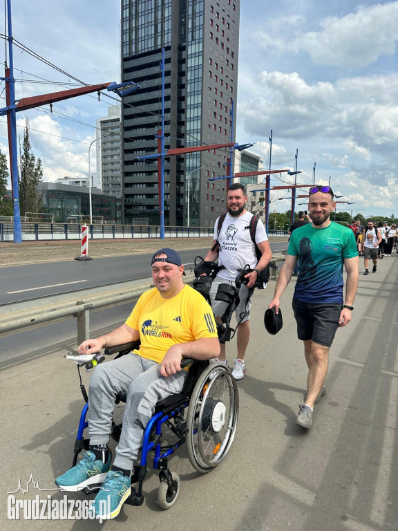 W biegu charytatywnym Wings For Life w egzoszkielecie pobiegł Dawid z Grudziądza