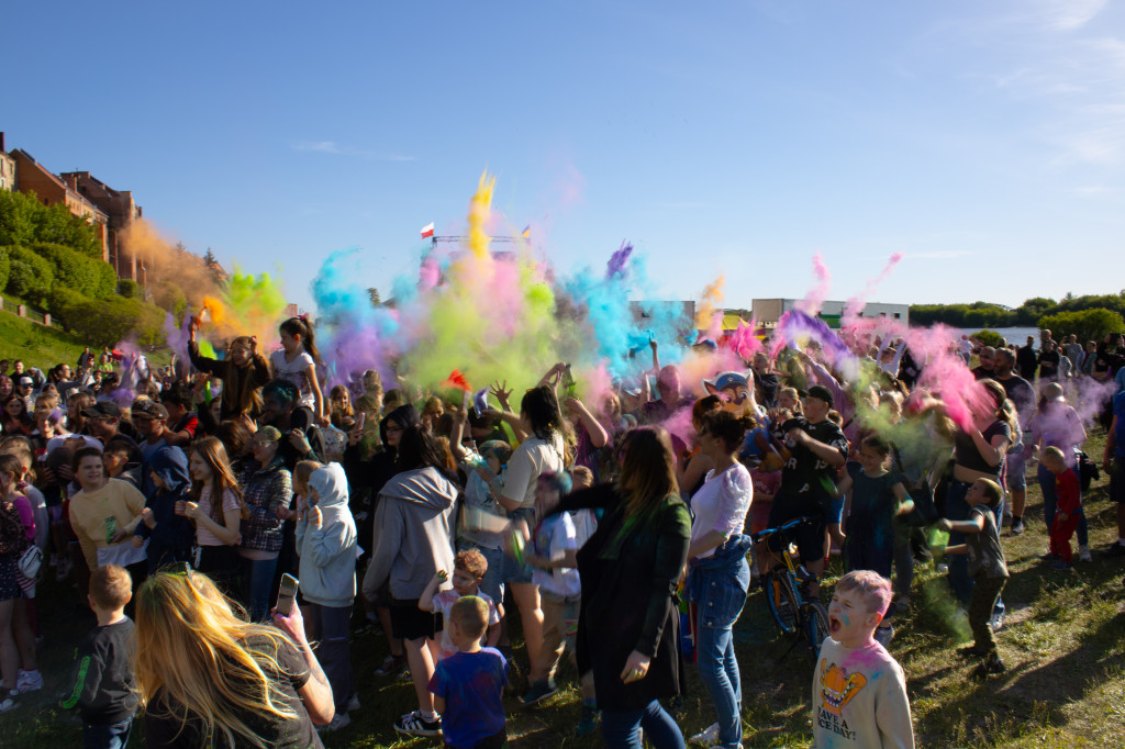 Zobacz jak Grudziądz zamienił się w tęczowe malowidło! Niezwykłe Holi przyciągnęło tłumy