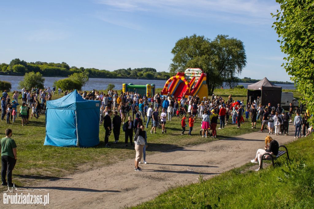 Zobacz jak Grudziądz zamienił się w tęczowe malowidło! Niezwykłe Holi przyciągnęło tłumy