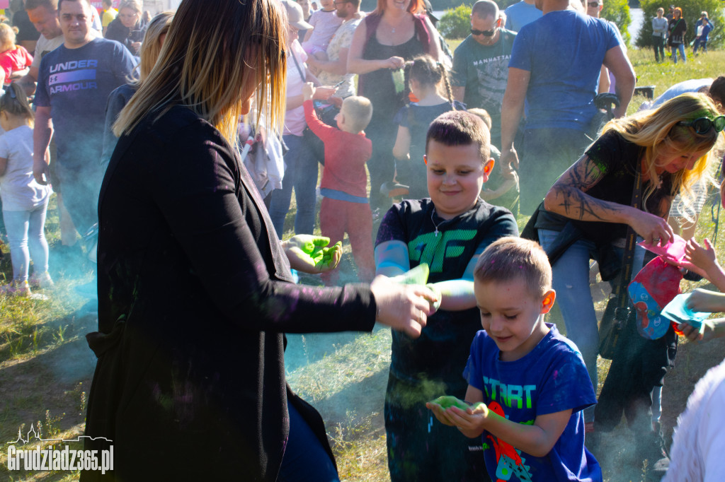 Zobacz jak Grudziądz zamienił się w tęczowe malowidło! Niezwykłe Holi przyciągnęło tłumy