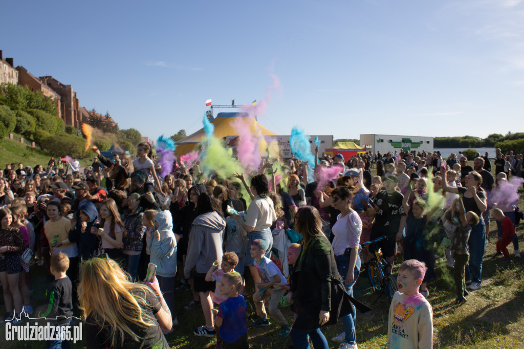 Zobacz jak Grudziądz zamienił się w tęczowe malowidło! Niezwykłe Holi przyciągnęło tłumy