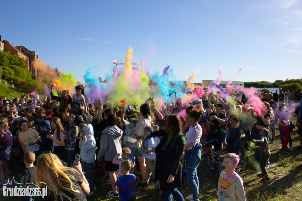 Zobacz jak Grudziądz zamienił się w tęczowe malowidło! Niezwykłe Holi przyciągnęło tłumy