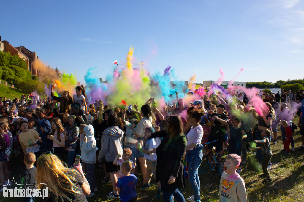 Zobacz jak Grudziądz zamienił się w tęczowe malowidło! Niezwykłe Holi przyciągnęło tłumy