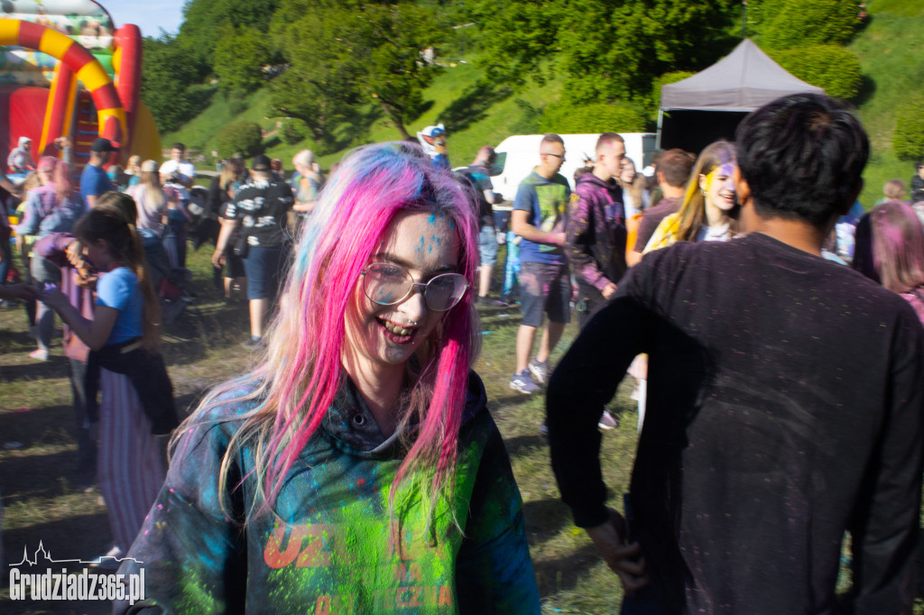 Zobacz jak Grudziądz zamienił się w tęczowe malowidło! Niezwykłe Holi przyciągnęło tłumy