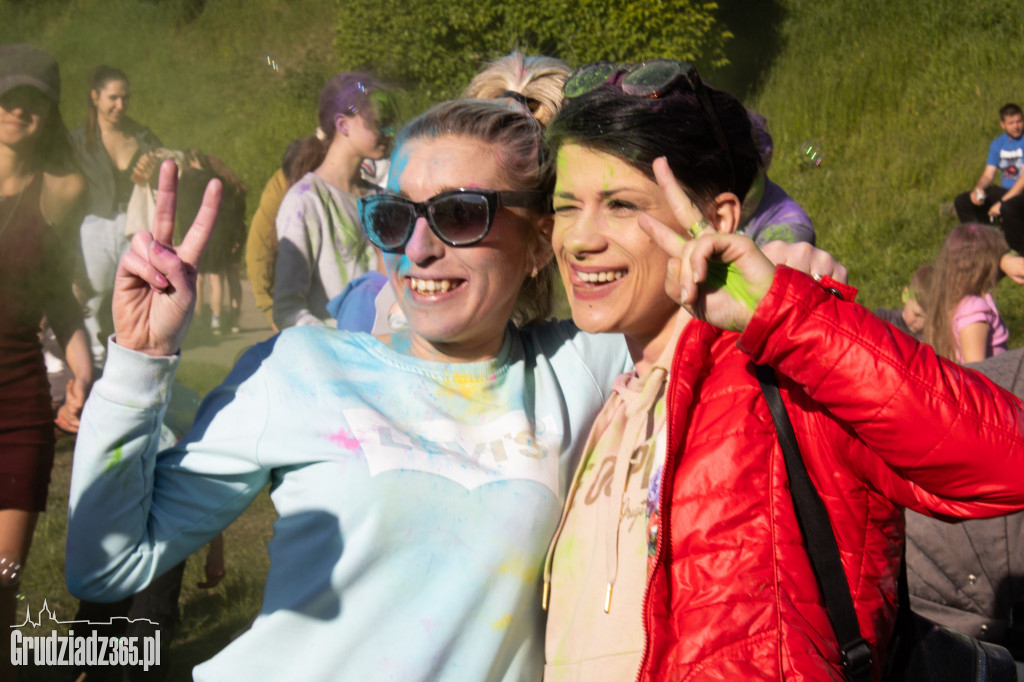 Zobacz jak Grudziądz zamienił się w tęczowe malowidło! Niezwykłe Holi przyciągnęło tłumy
