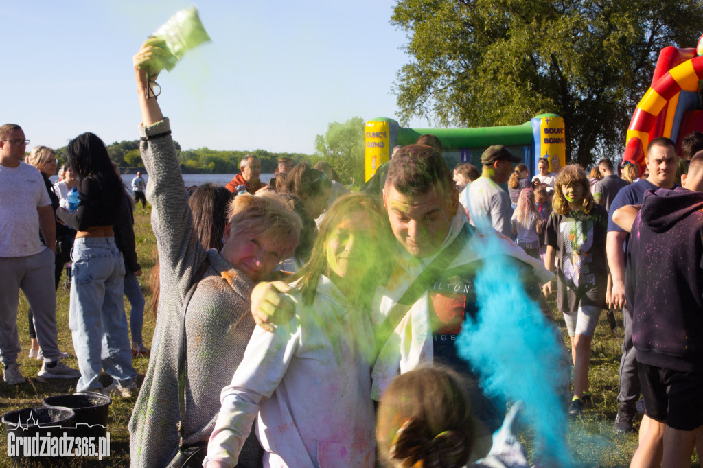 Zobacz jak Grudziądz zamienił się w tęczowe malowidło! Niezwykłe Holi przyciągnęło tłumy