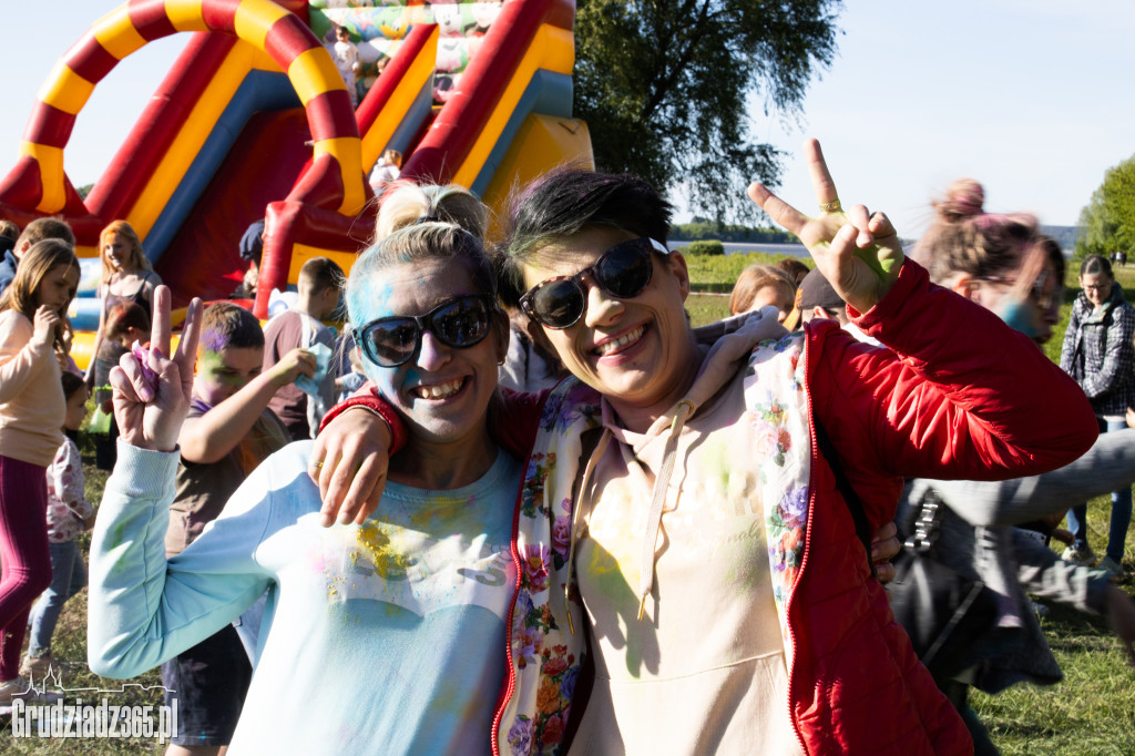 Zobacz jak Grudziądz zamienił się w tęczowe malowidło! Niezwykłe Holi przyciągnęło tłumy