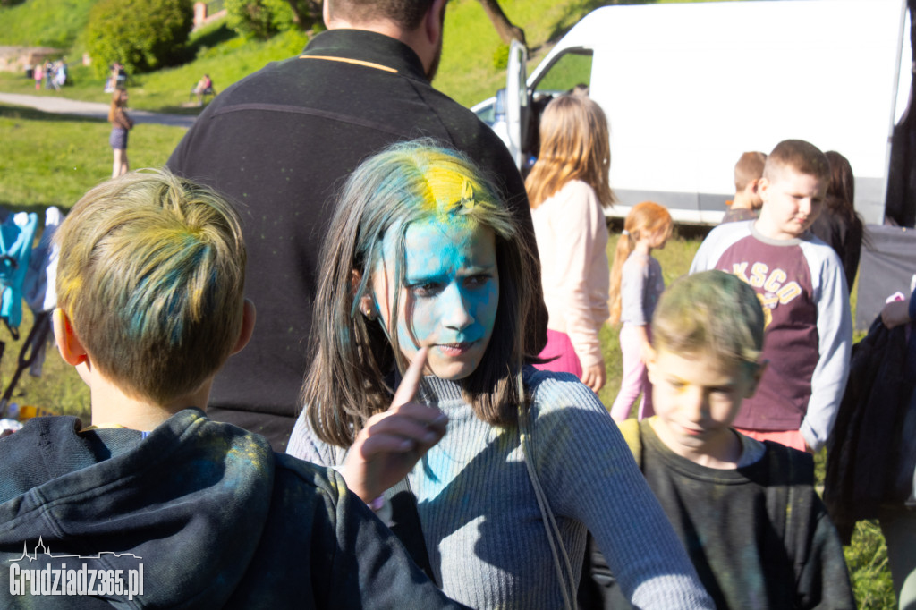 Zobacz jak Grudziądz zamienił się w tęczowe malowidło! Niezwykłe Holi przyciągnęło tłumy