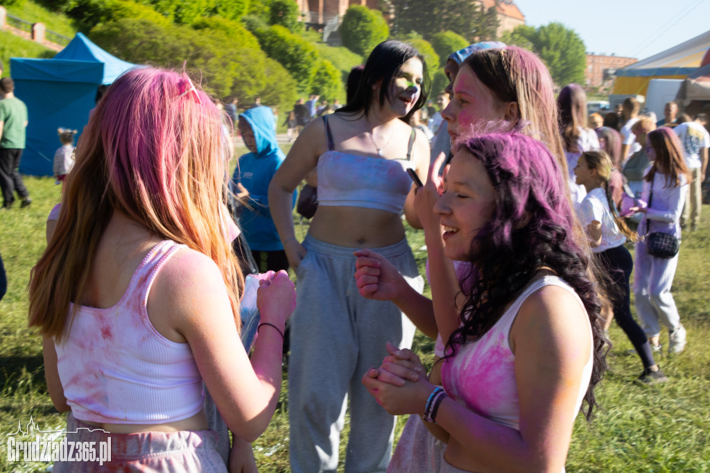 Zobacz jak Grudziądz zamienił się w tęczowe malowidło! Niezwykłe Holi przyciągnęło tłumy