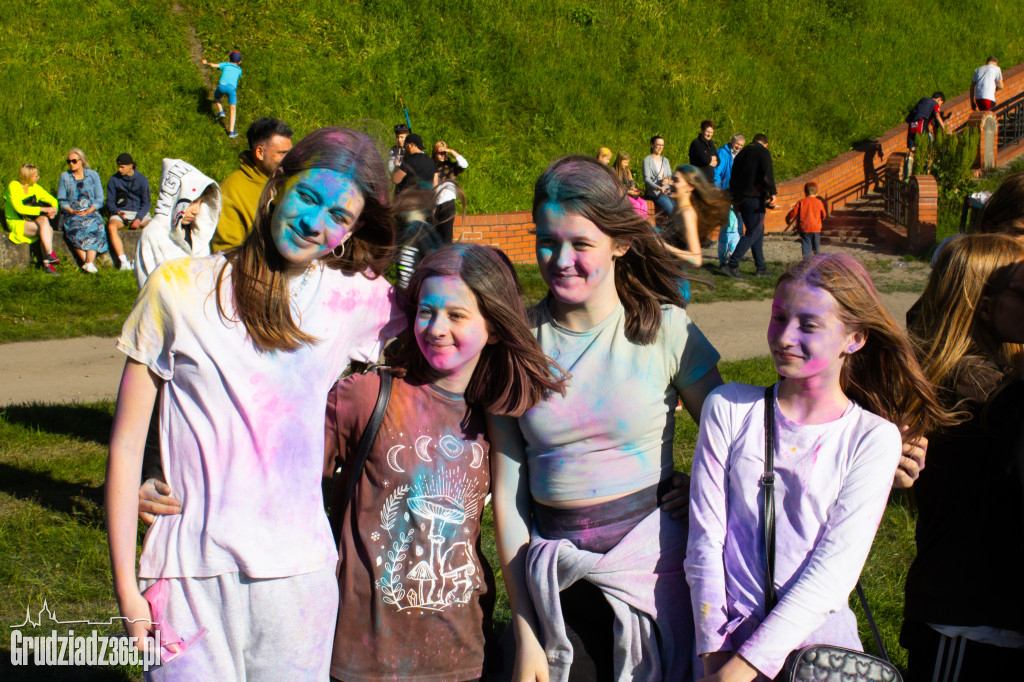 Zobacz jak Grudziądz zamienił się w tęczowe malowidło! Niezwykłe Holi przyciągnęło tłumy