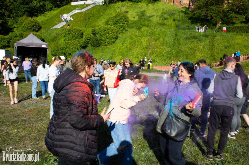 Zobacz jak Grudziądz zamienił się w tęczowe malowidło! Niezwykłe Holi przyciągnęło tłumy