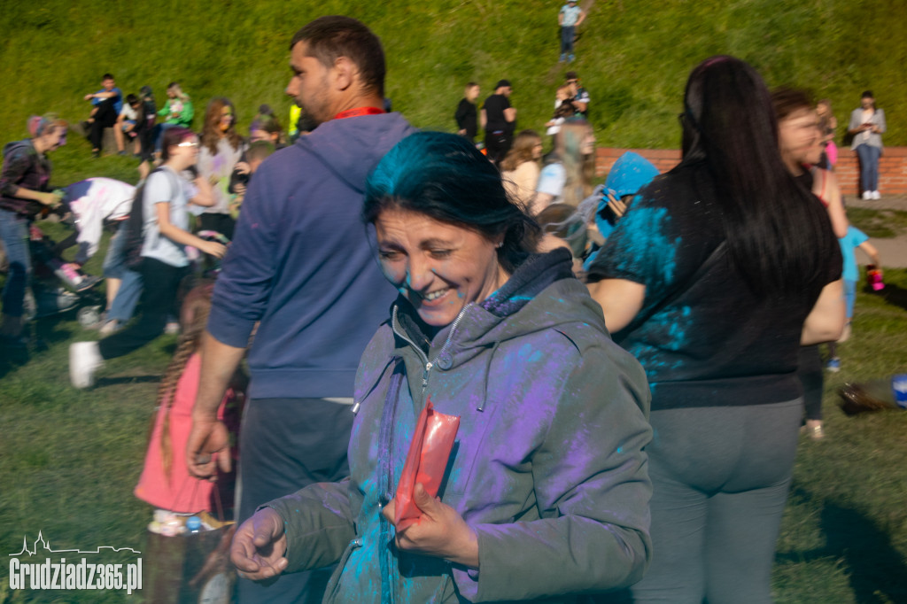 Zobacz jak Grudziądz zamienił się w tęczowe malowidło! Niezwykłe Holi przyciągnęło tłumy