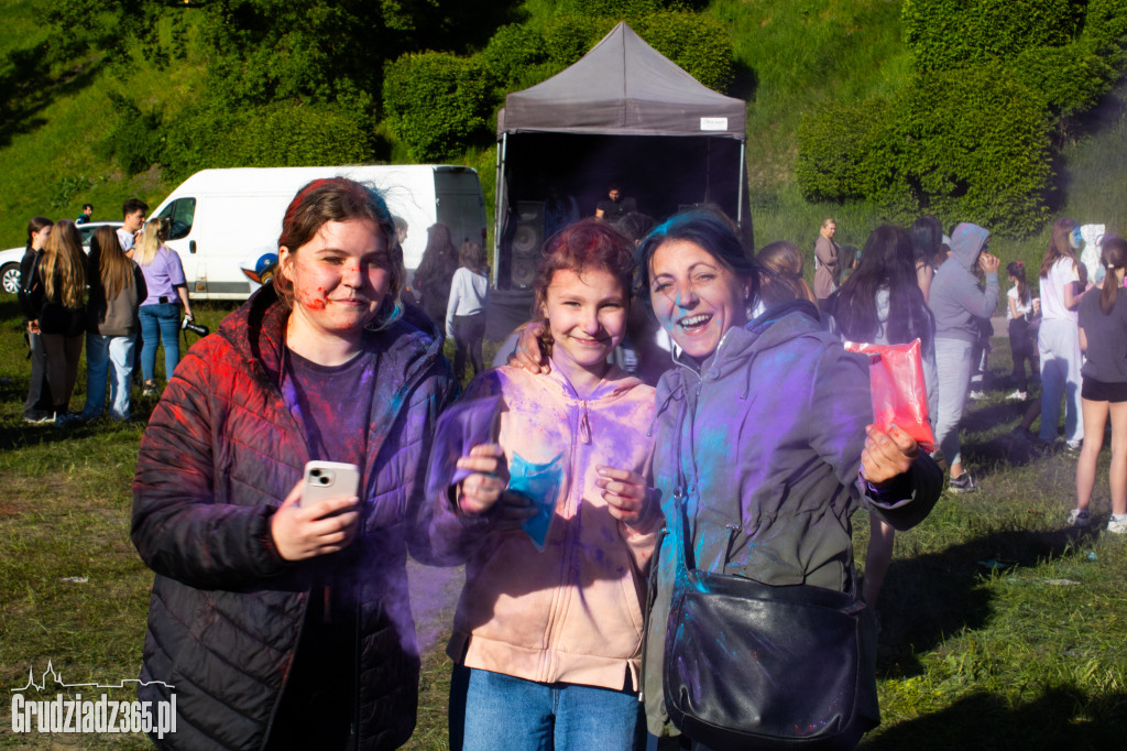 Zobacz jak Grudziądz zamienił się w tęczowe malowidło! Niezwykłe Holi przyciągnęło tłumy