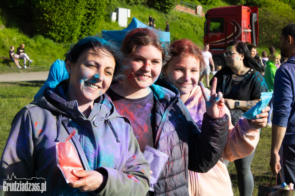 Zobacz jak Grudziądz zamienił się w tęczowe malowidło! Niezwykłe Holi przyciągnęło tłumy